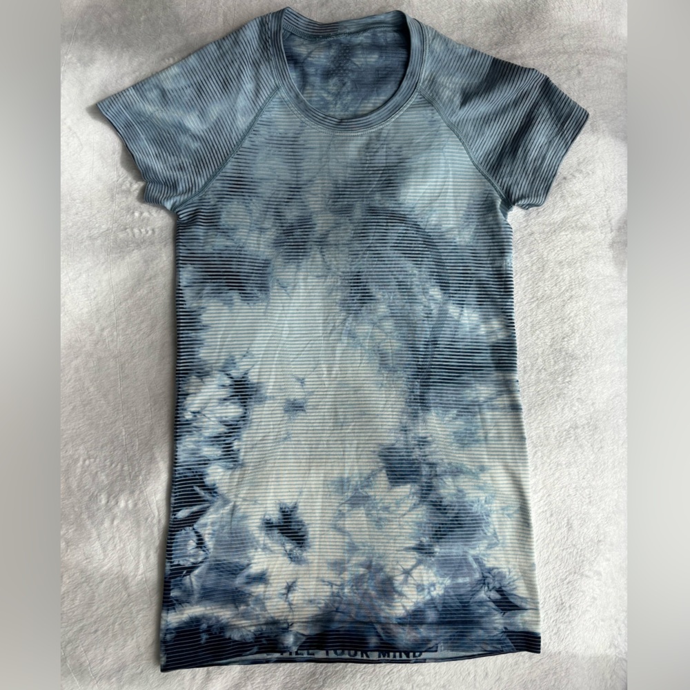Lululemon Blue Tie Dye Swiftly Tech Short Sleeve Shirt 2.0; size 4